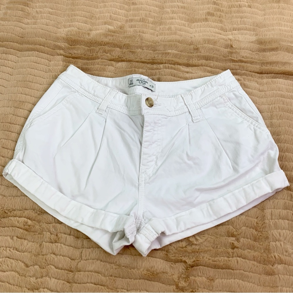 Abercrombie & Fitch pleated front low rise roll‎ cuff chino short in white